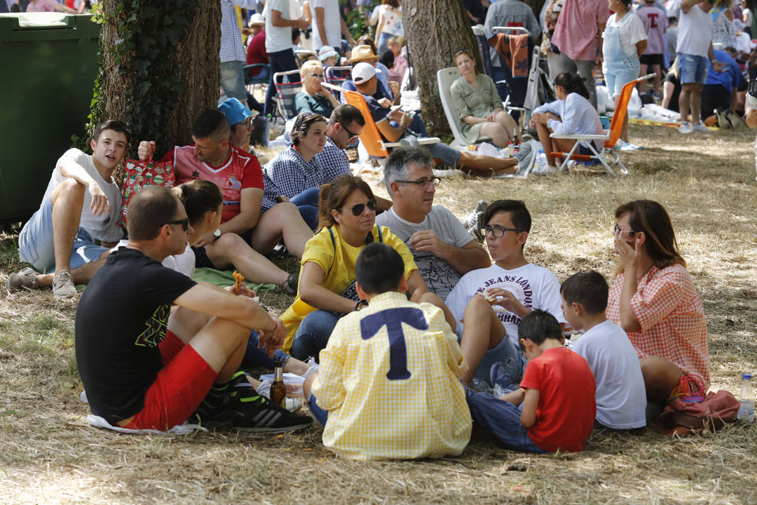 Miles de luarqueses y turistas disfrutaron este jueves de las populares fiestas de San Timoteo. ¡Búscate en nuestra galería! 