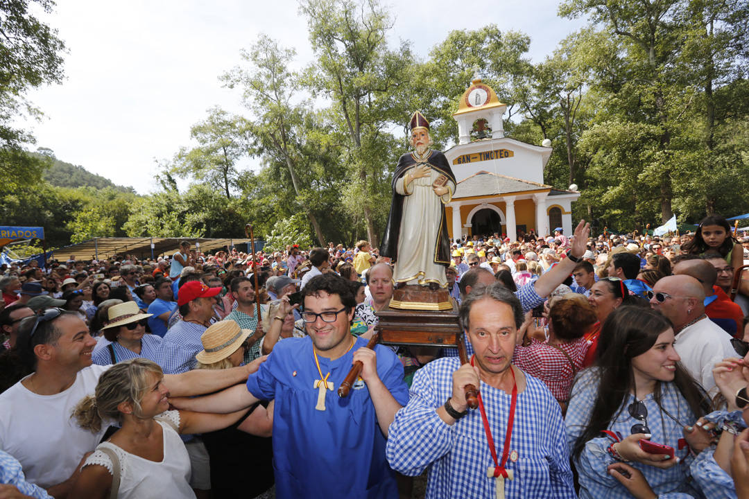 Miles de luarqueses y turistas disfrutaron este jueves de las populares fiestas de San Timoteo. ¡Búscate en nuestra galería! 