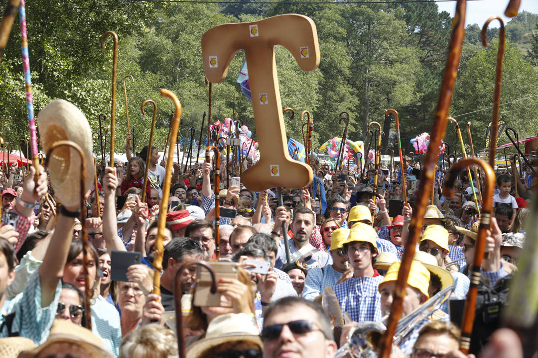 Miles de luarqueses y turistas disfrutaron este jueves de las populares fiestas de San Timoteo. ¡Búscate en nuestra galería! 