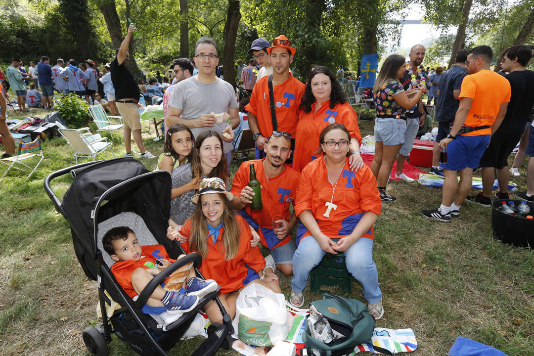 Miles de luarqueses y turistas disfrutaron este jueves de las populares fiestas de San Timoteo. ¡Búscate en nuestra galería! 