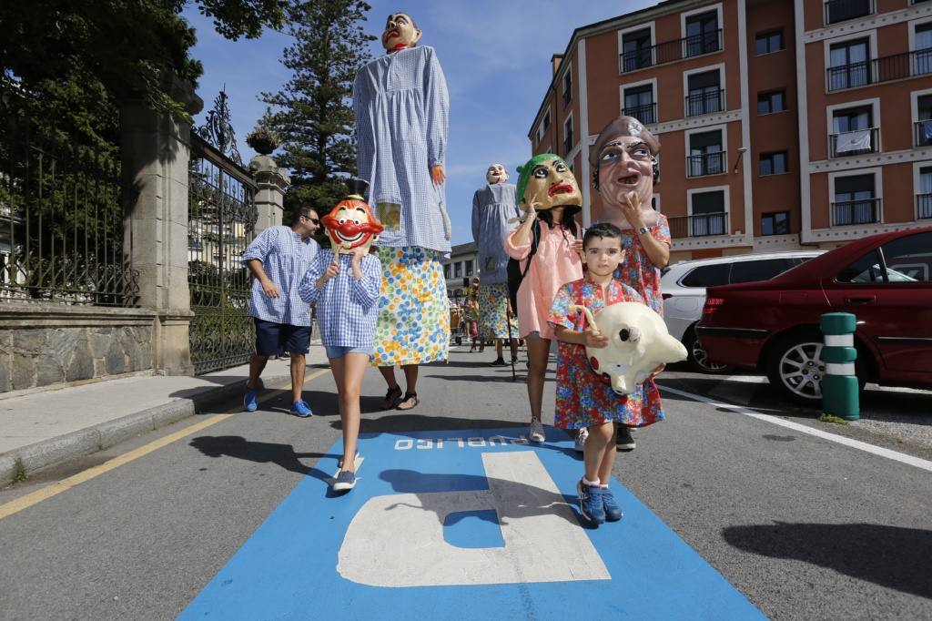 Miles de luarqueses y turistas disfrutaron este jueves de las populares fiestas de San Timoteo. ¡Búscate en nuestra galería! 