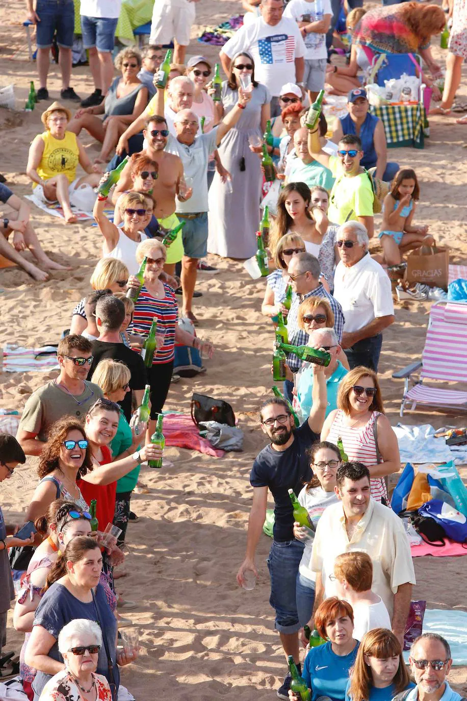 La playa de Poniente ha acogido un nuevo récord en una de las actividades más multitudinarias del verano gijonés. 