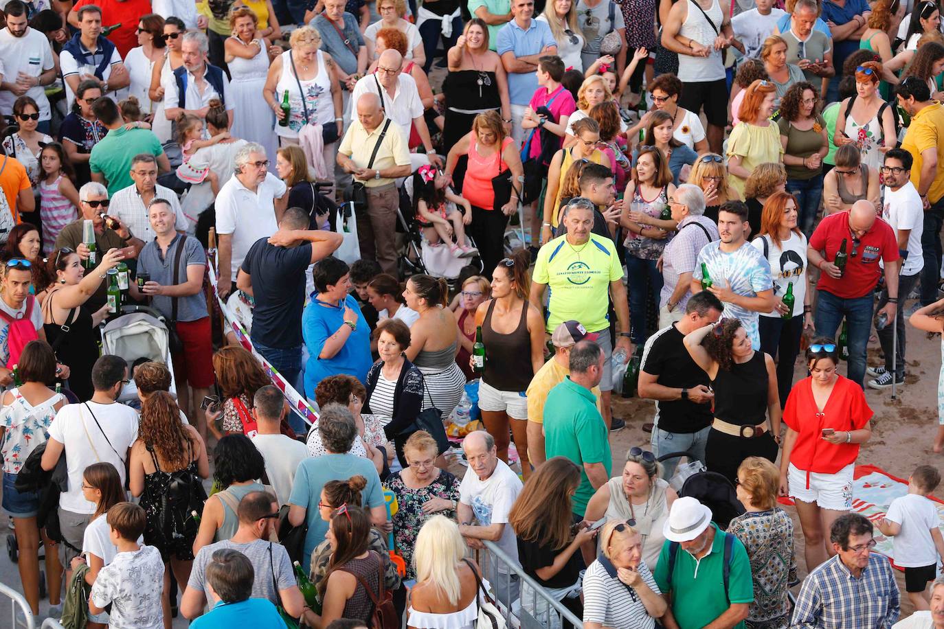 La playa de Poniente ha acogido un nuevo récord en una de las actividades más multitudinarias del verano gijonés. 