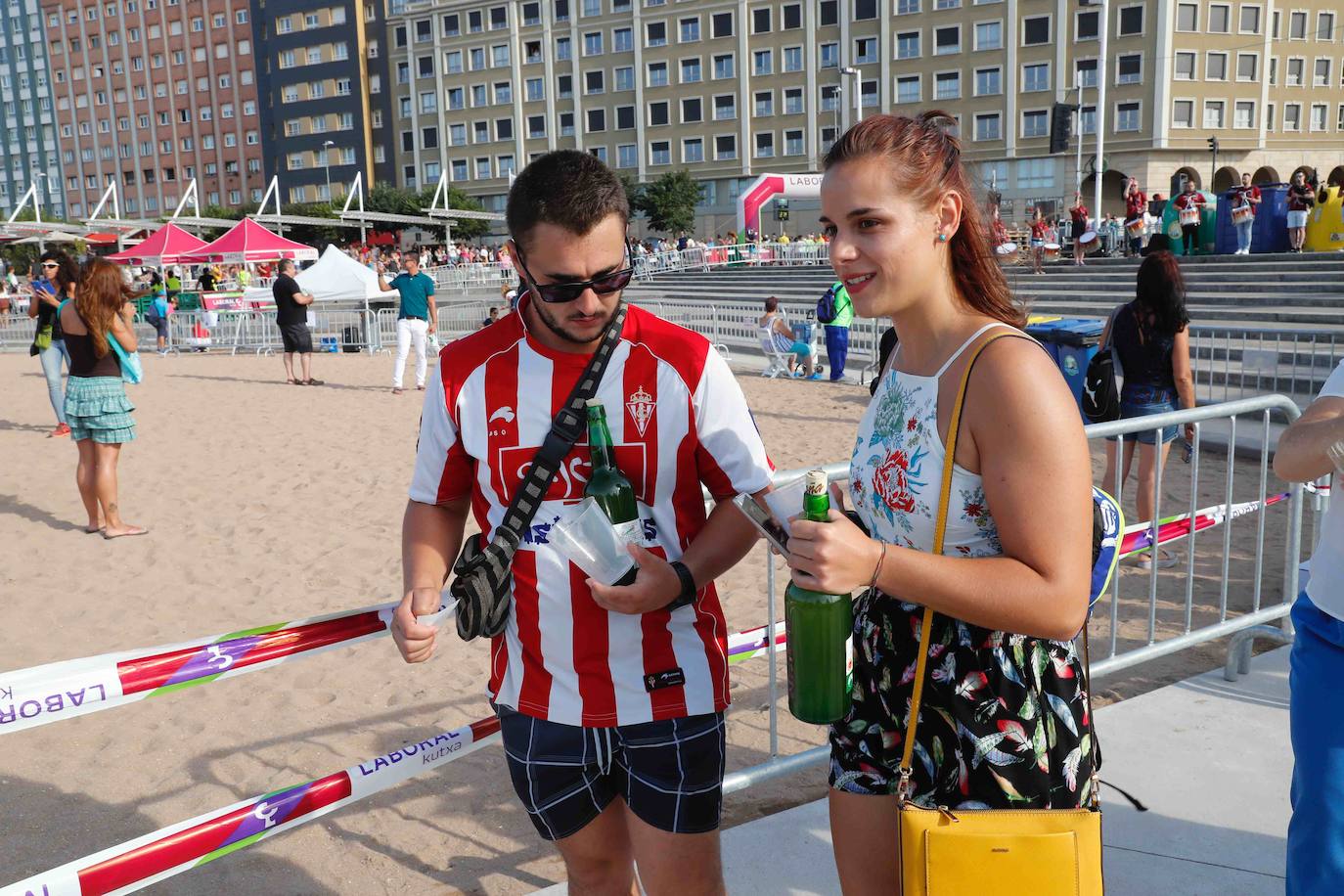 La playa de Poniente ha acogido un nuevo récord en una de las actividades más multitudinarias del verano gijonés. 