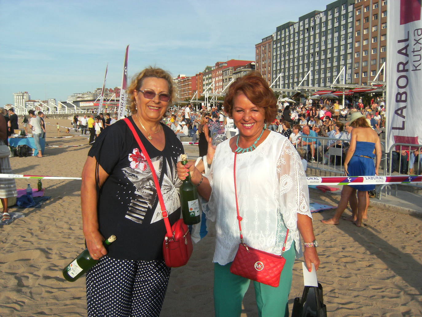 La playa de Poniente ha acogido un nuevo récord en una de las actividades más multitudinarias del verano gijonés