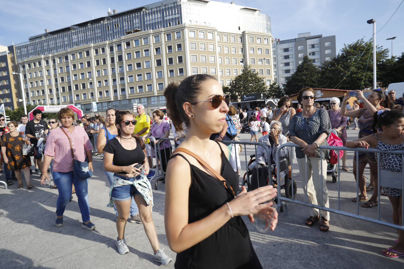 La playa de Poniente ha acogido un nuevo récord en una de las actividades más multitudinarias del verano gijonés.