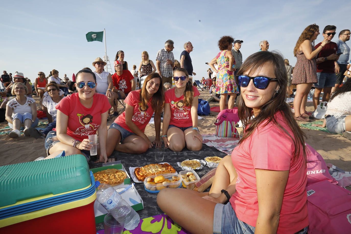La playa de Poniente ha acogido un nuevo récord en una de las actividades más multitudinarias del verano gijonés.