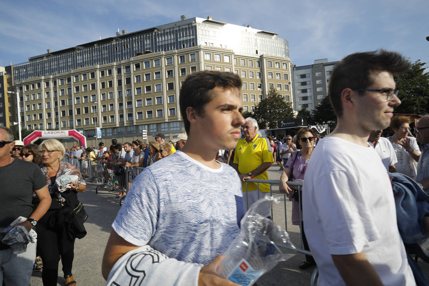 La playa de Poniente ha acogido un nuevo récord en una de las actividades más multitudinarias del verano gijonés.