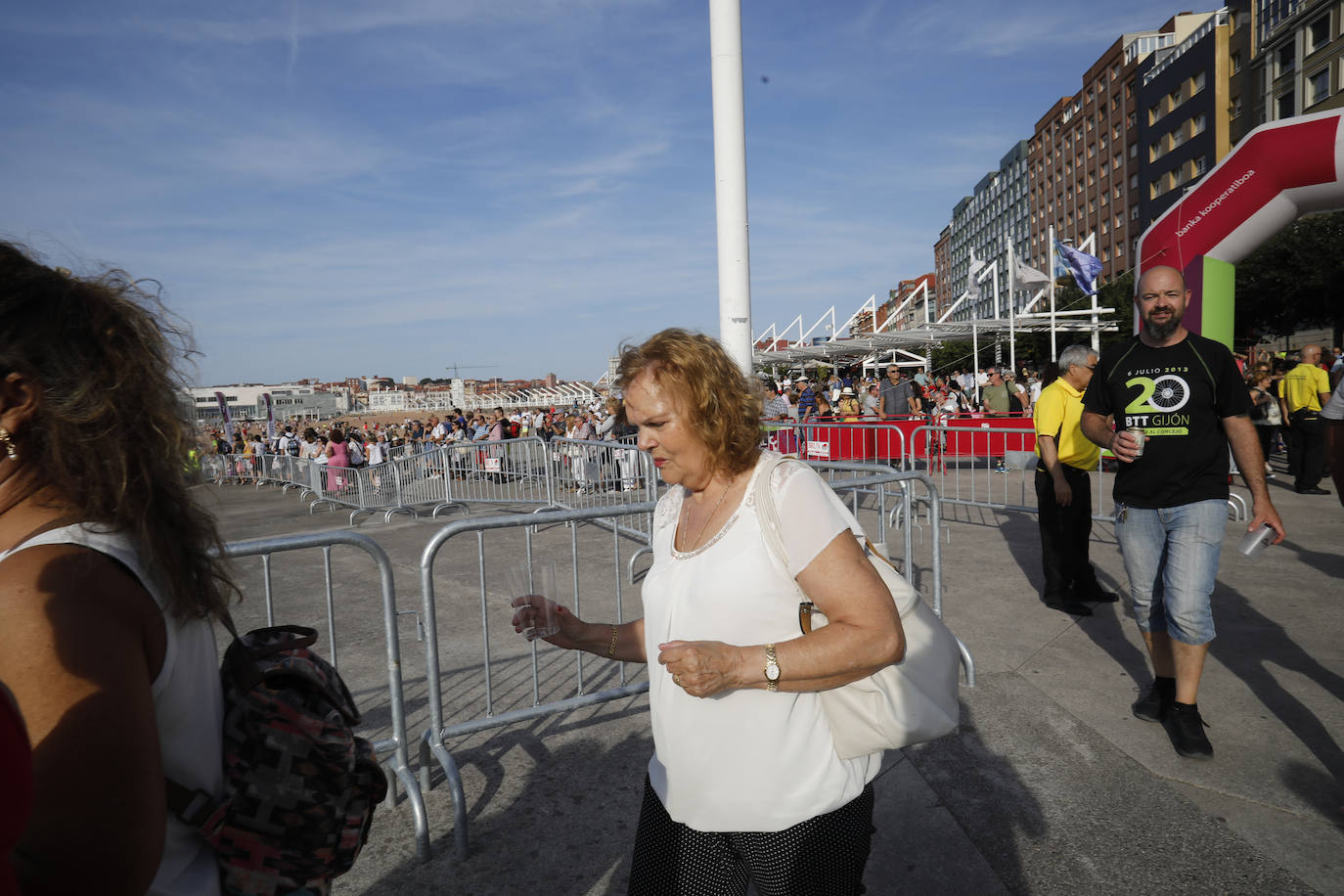 La playa de Poniente ha acogido un nuevo récord en una de las actividades más multitudinarias del verano gijonés.