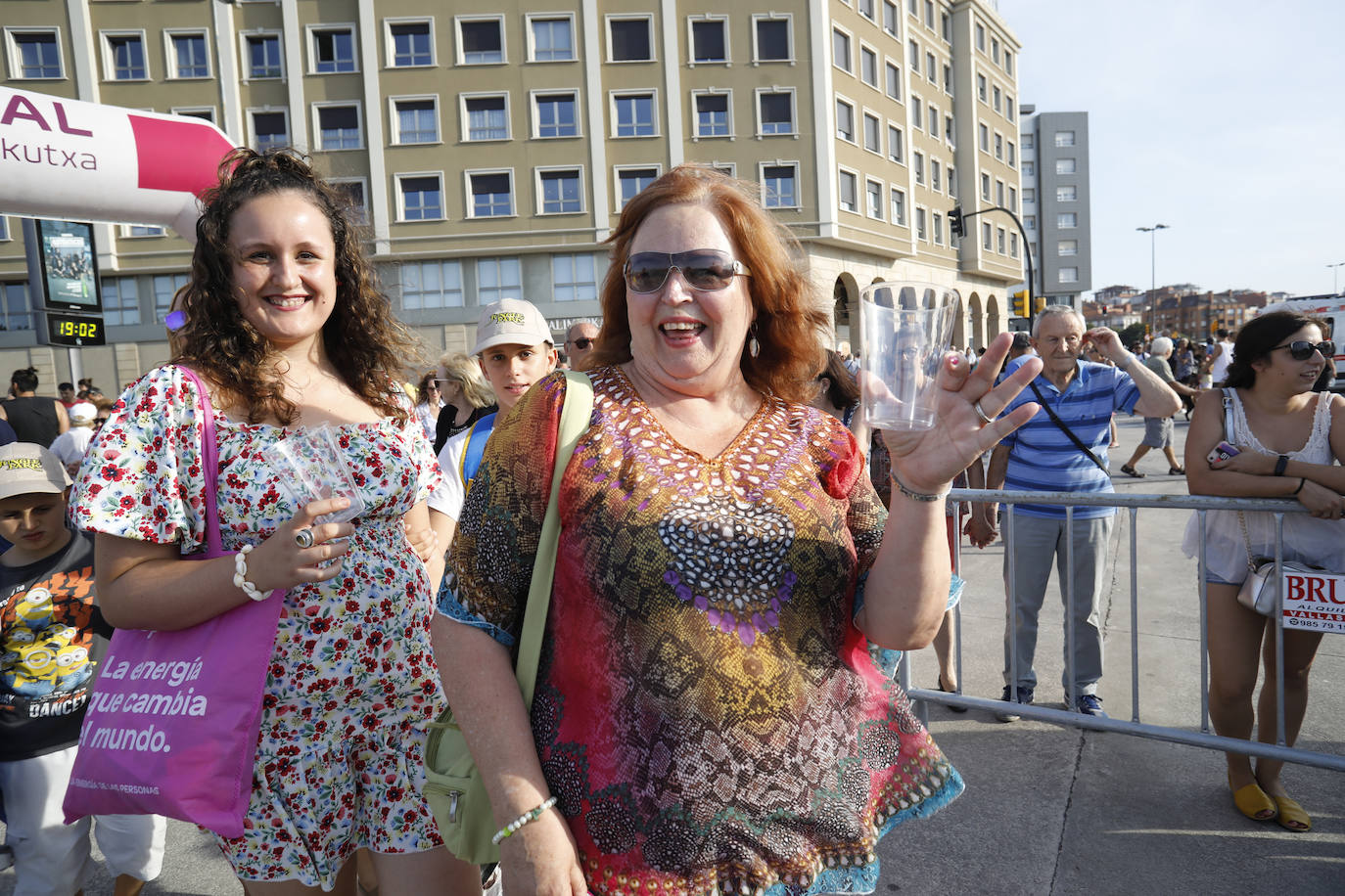 La playa de Poniente ha acogido un nuevo récord en una de las actividades más multitudinarias del verano gijonés.