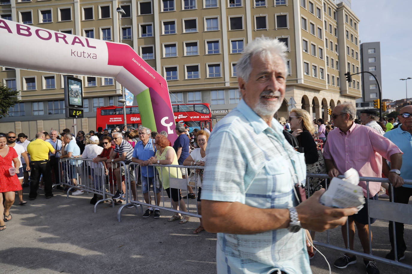 La playa de Poniente ha acogido un nuevo récord en una de las actividades más multitudinarias del verano gijonés.