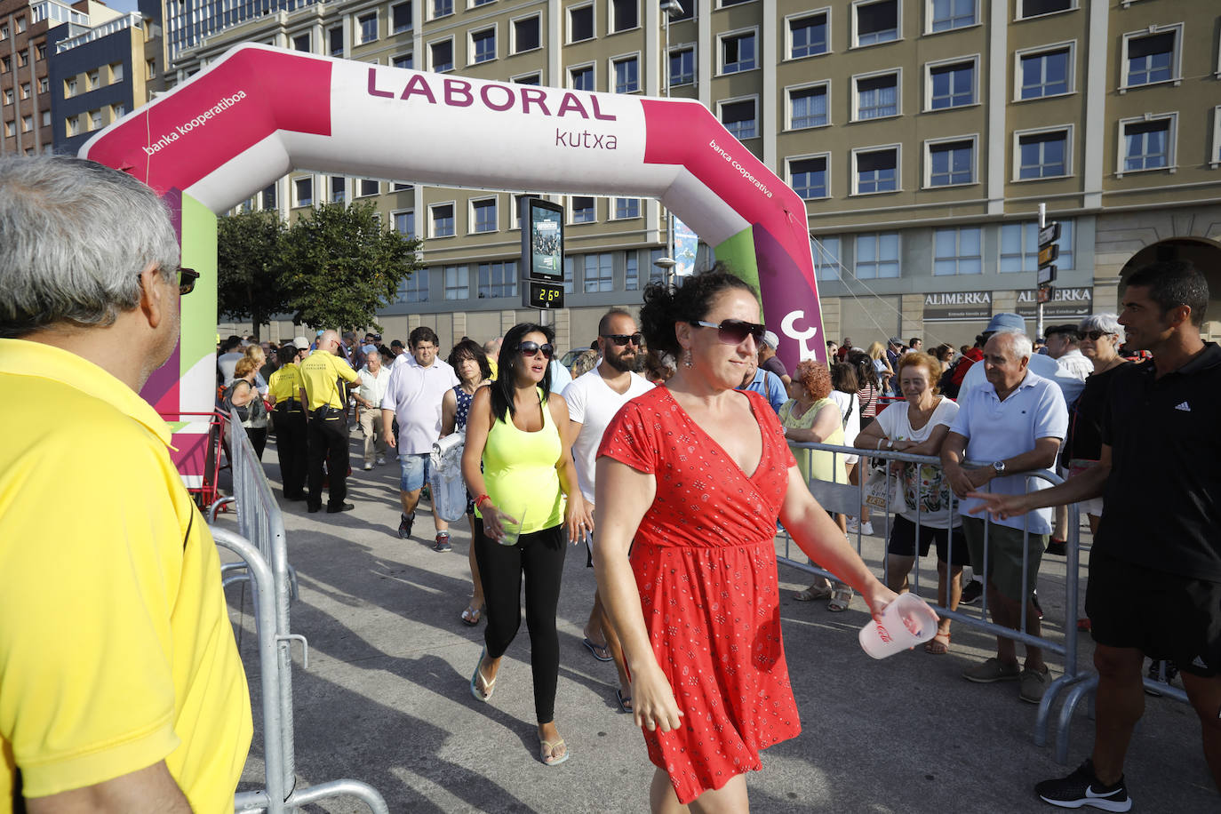 La playa de Poniente ha acogido un nuevo récord en una de las actividades más multitudinarias del verano gijonés.