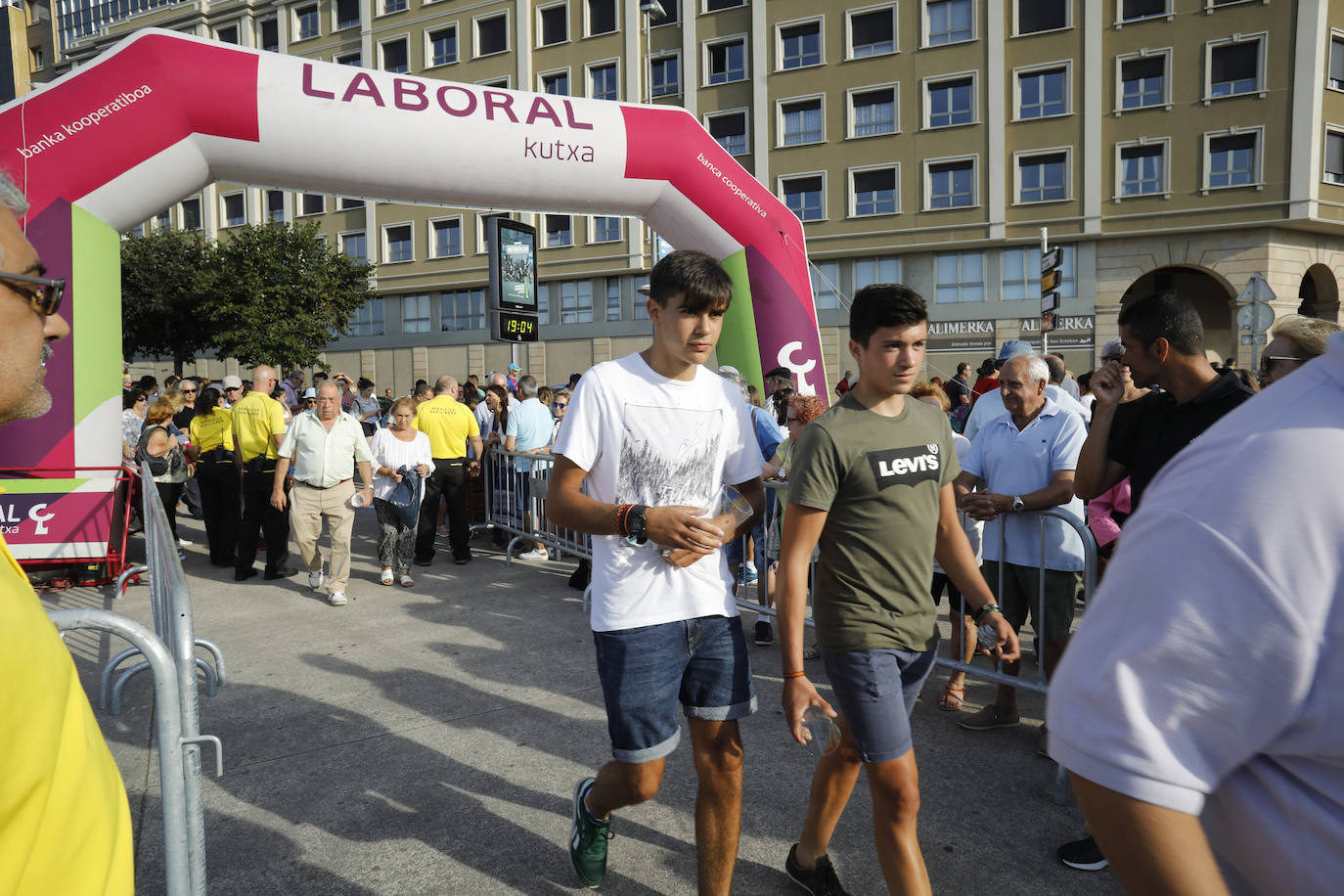 La playa de Poniente ha acogido un nuevo récord en una de las actividades más multitudinarias del verano gijonés.