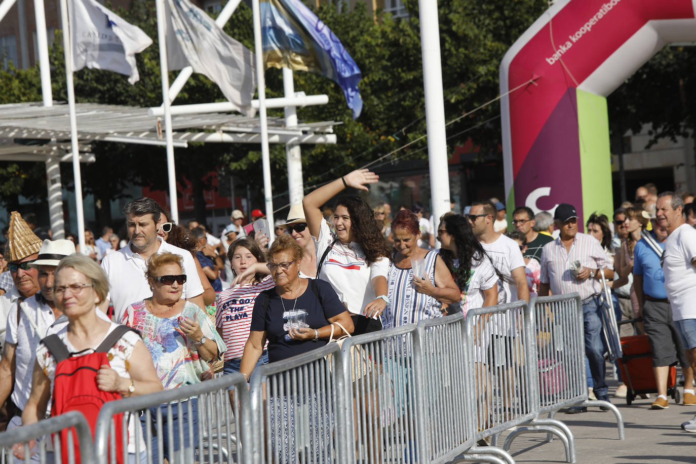 La playa de Poniente ha acogido un nuevo récord en una de las actividades más multitudinarias del verano gijonés.