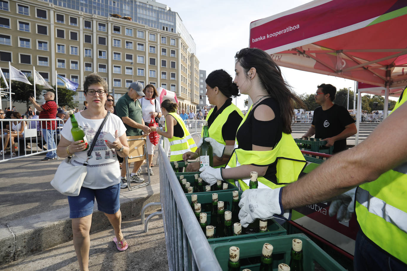 La playa de Poniente ha acogido un nuevo récord en una de las actividades más multitudinarias del verano gijonés.