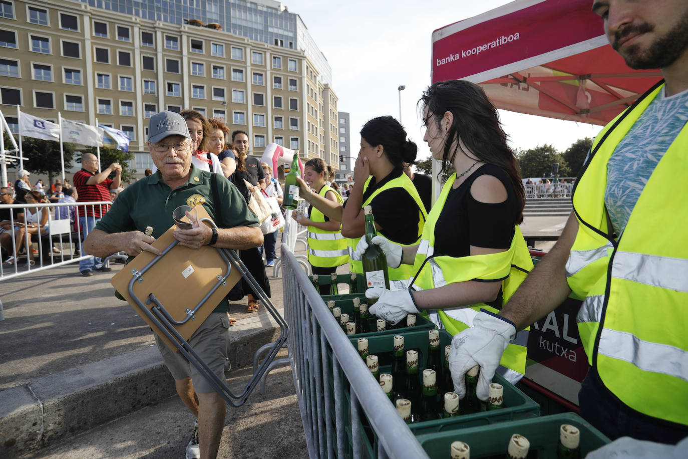 La playa de Poniente ha acogido un nuevo récord en una de las actividades más multitudinarias del verano gijonés.