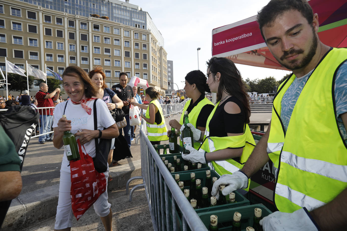 La playa de Poniente ha acogido un nuevo récord en una de las actividades más multitudinarias del verano gijonés.