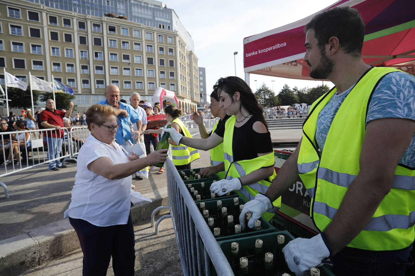 La playa de Poniente ha acogido un nuevo récord en una de las actividades más multitudinarias del verano gijonés.