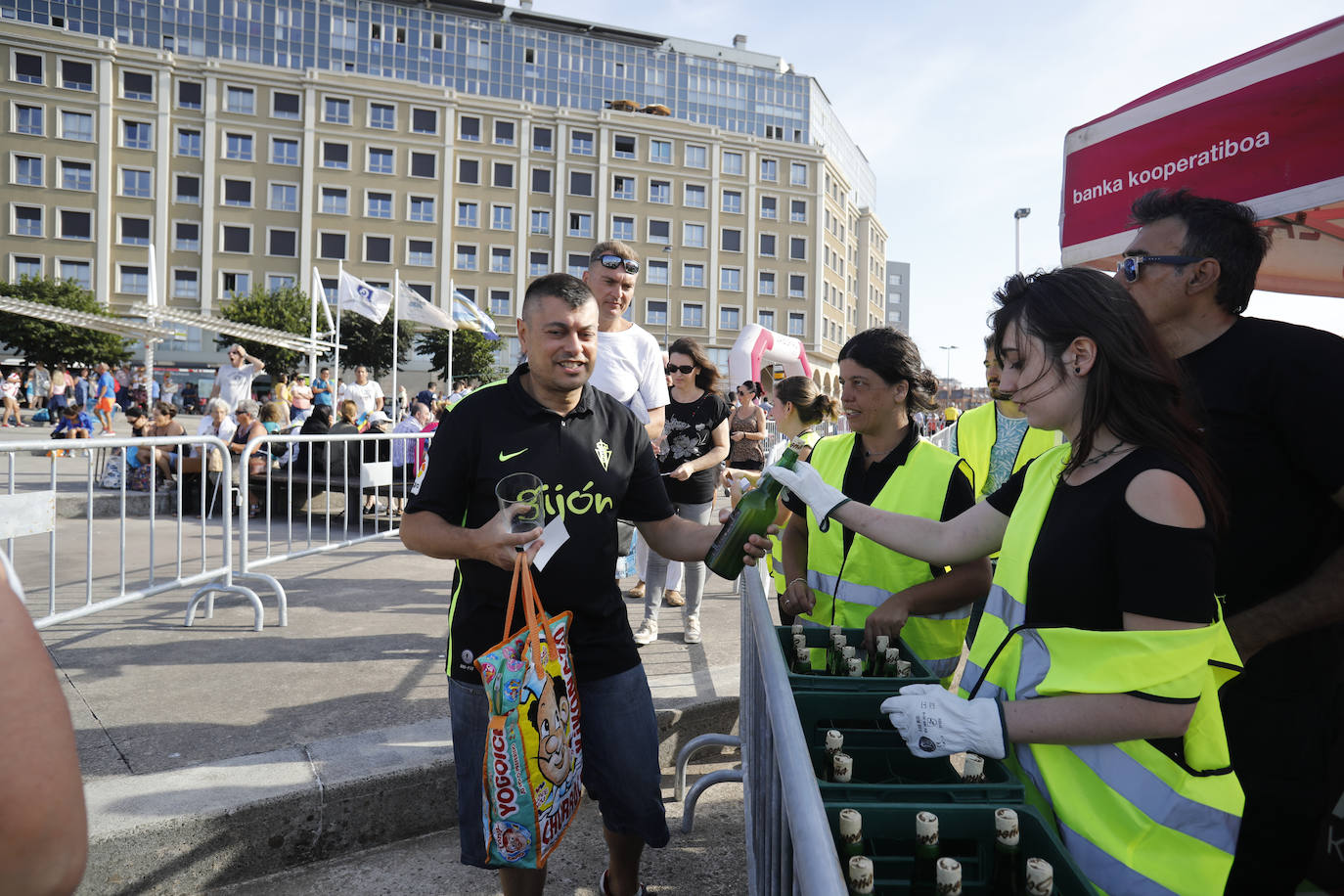 La playa de Poniente ha acogido un nuevo récord en una de las actividades más multitudinarias del verano gijonés.