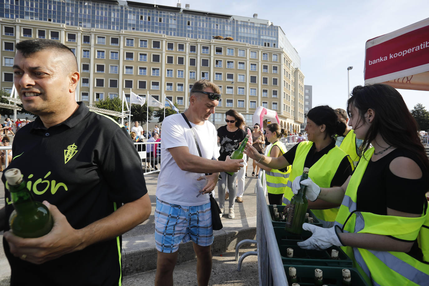 La playa de Poniente ha acogido un nuevo récord en una de las actividades más multitudinarias del verano gijonés.