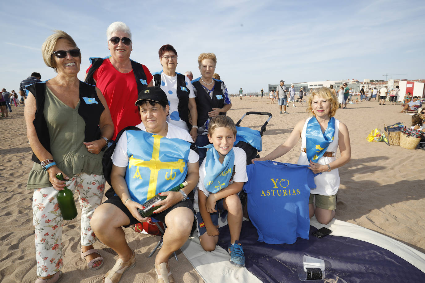 La playa de Poniente ha acogido un nuevo récord en una de las actividades más multitudinarias del verano gijonés.