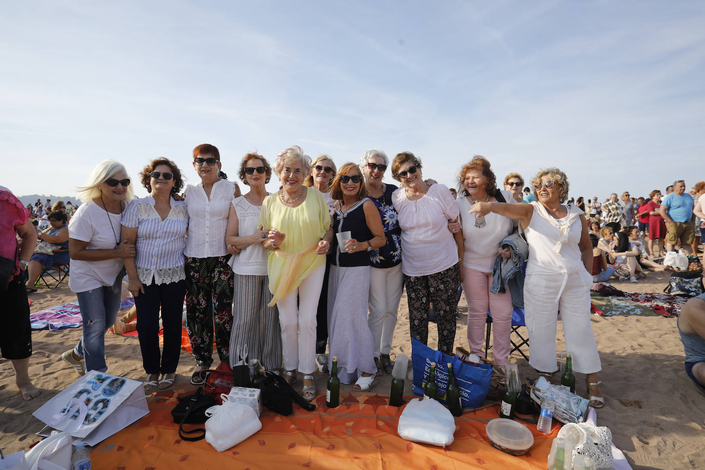 La playa de Poniente ha acogido un nuevo récord en una de las actividades más multitudinarias del verano gijonés.