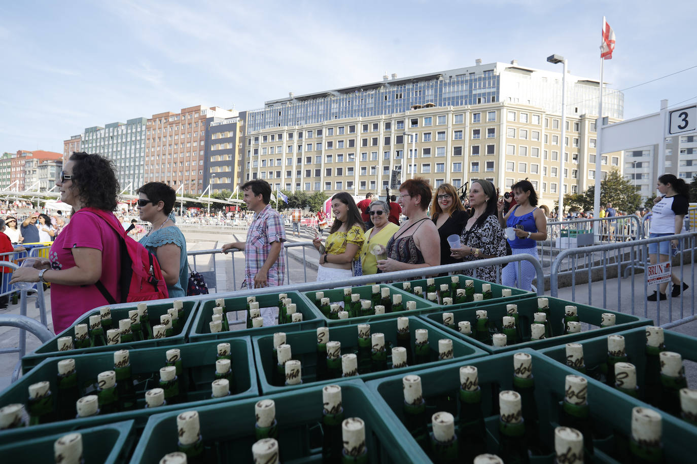La playa de Poniente ha acogido un nuevo récord en una de las actividades más multitudinarias del verano gijonés.