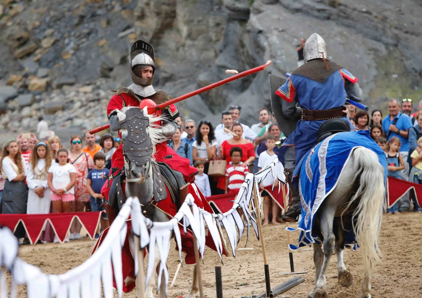 La marea obligó este año a cambiar la ubicación habitual de la recreación histórica que se suele celebrar en el puerto de la localidad. 