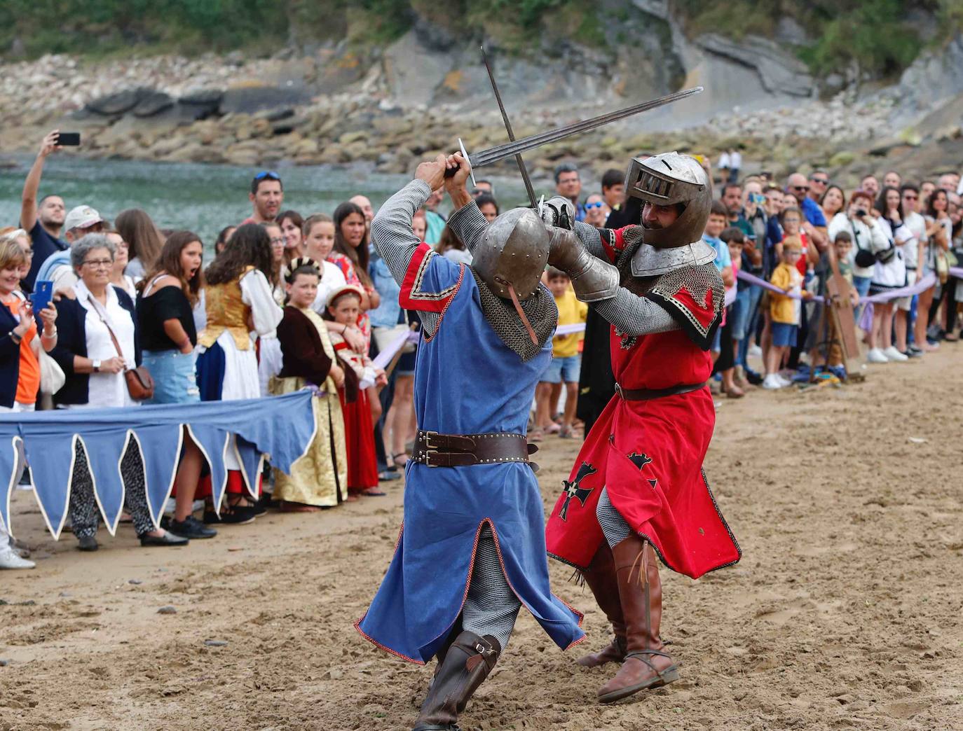 La marea obligó este año a cambiar la ubicación habitual de la recreación histórica que se suele celebrar en el puerto de la localidad. 