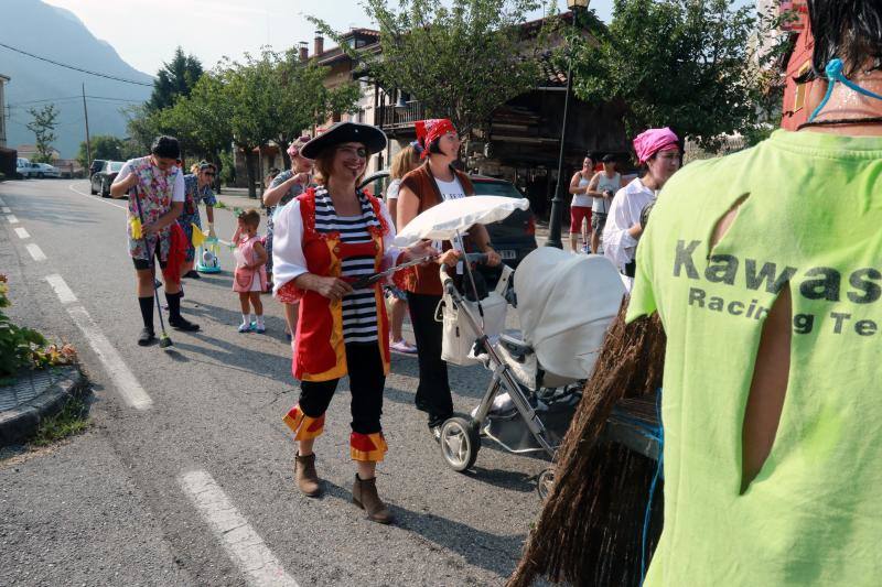 La capital del concejo de Sobrescobio, Rioseco, celebra sus fiestas patronales en honor a San Ginés. Este sábado fue un día repleto de alegría y diversión gracias al desfile de carrozas y coches engalanados, que llenaron las calles de color. Pero la jornada festiva no se quedó ahí. A este popular desfile, en el que participaron decenas de personas disfrazadas, siguió la tradicional jira donde el público pudo disfrutar de un rico cordero a la estaca. 