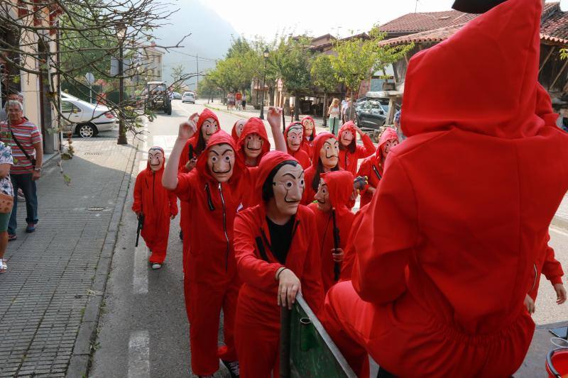 La capital del concejo de Sobrescobio, Rioseco, celebra sus fiestas patronales en honor a San Ginés. Este sábado fue un día repleto de alegría y diversión gracias al desfile de carrozas y coches engalanados, que llenaron las calles de color. Pero la jornada festiva no se quedó ahí. A este popular desfile, en el que participaron decenas de personas disfrazadas, siguió la tradicional jira donde el público pudo disfrutar de un rico cordero a la estaca. 