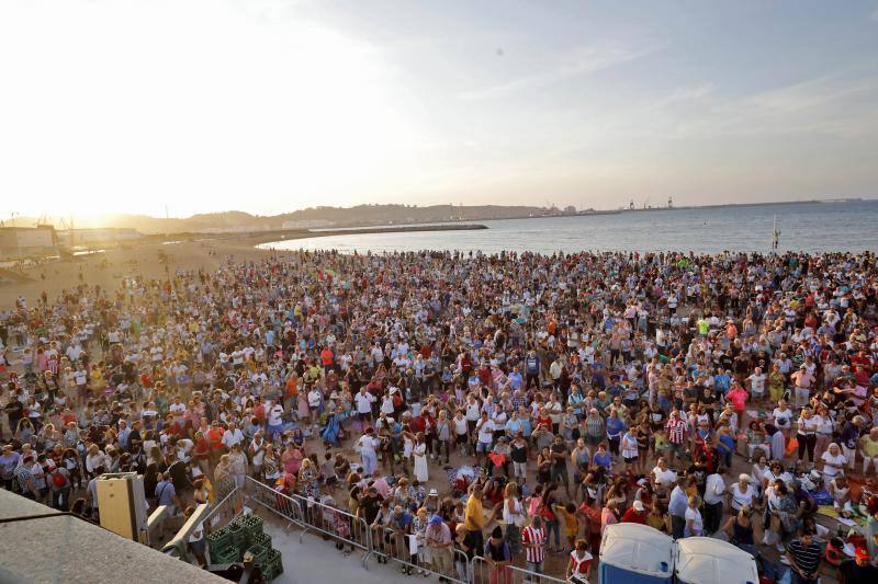 La playa de Poniente ha acogido un nuevo récord en una de las actividades más multitudinarias del verano gijonés