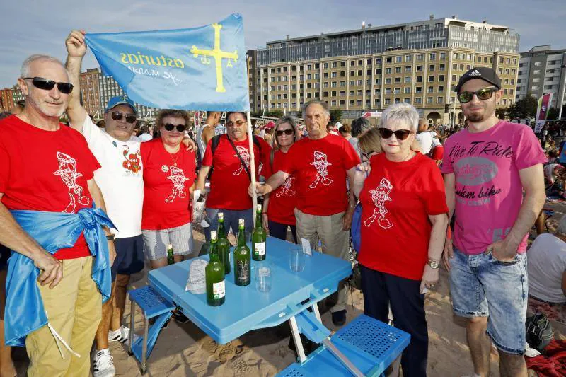 La playa de Poniente ha acogido un nuevo récord en una de las actividades más multitudinarias del verano gijonés