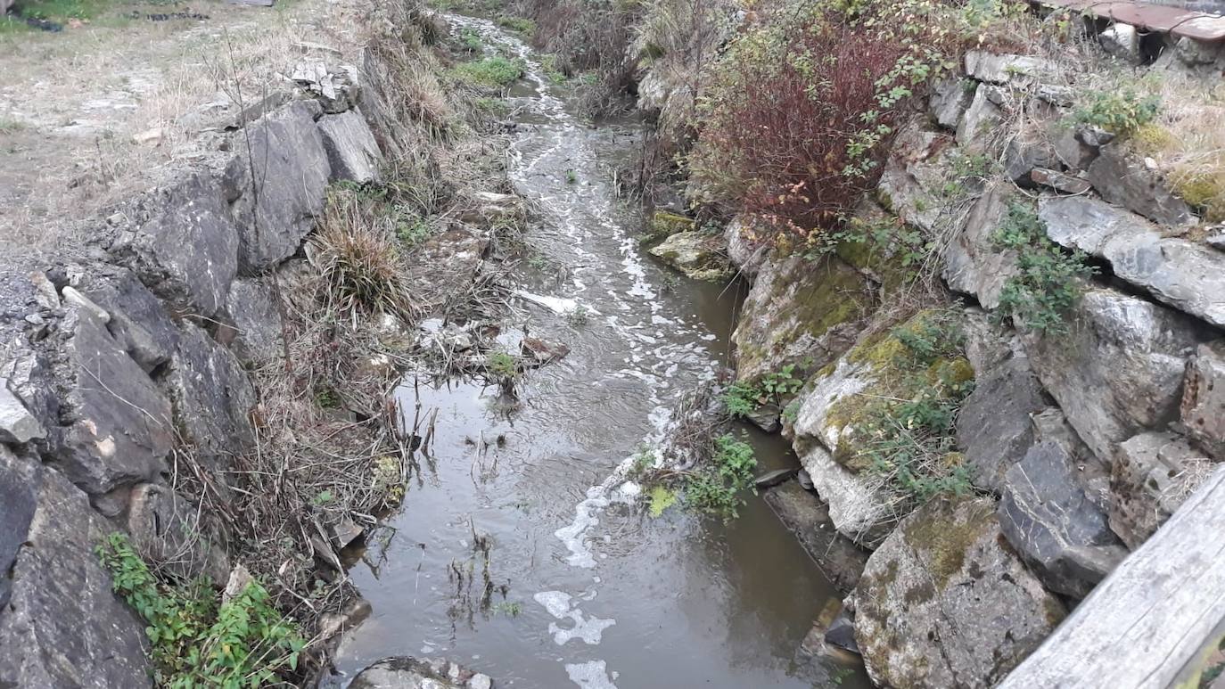 Un accidente en una ganadería de Guiar, en Vegadeo, ha puesto en alerta al Eo. Según las primeras informaciones, rompió una tubería en el foso donde se recogen los purines y se han vertido más de 400.000 litros sobre el río Ouria, que desemboca en el río Eo. 