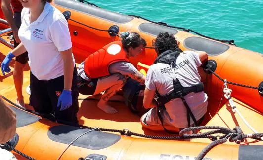 'Open Arms'. El pasado lunes, tras rescatar a uno de los migrantes que se tiró del barco para intentar llegar a la costa italiana a nado. 