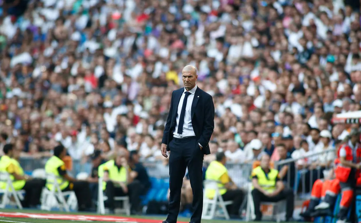 Zinedine Zidane, con gesto serio durante el partido ante el Valladolid. 