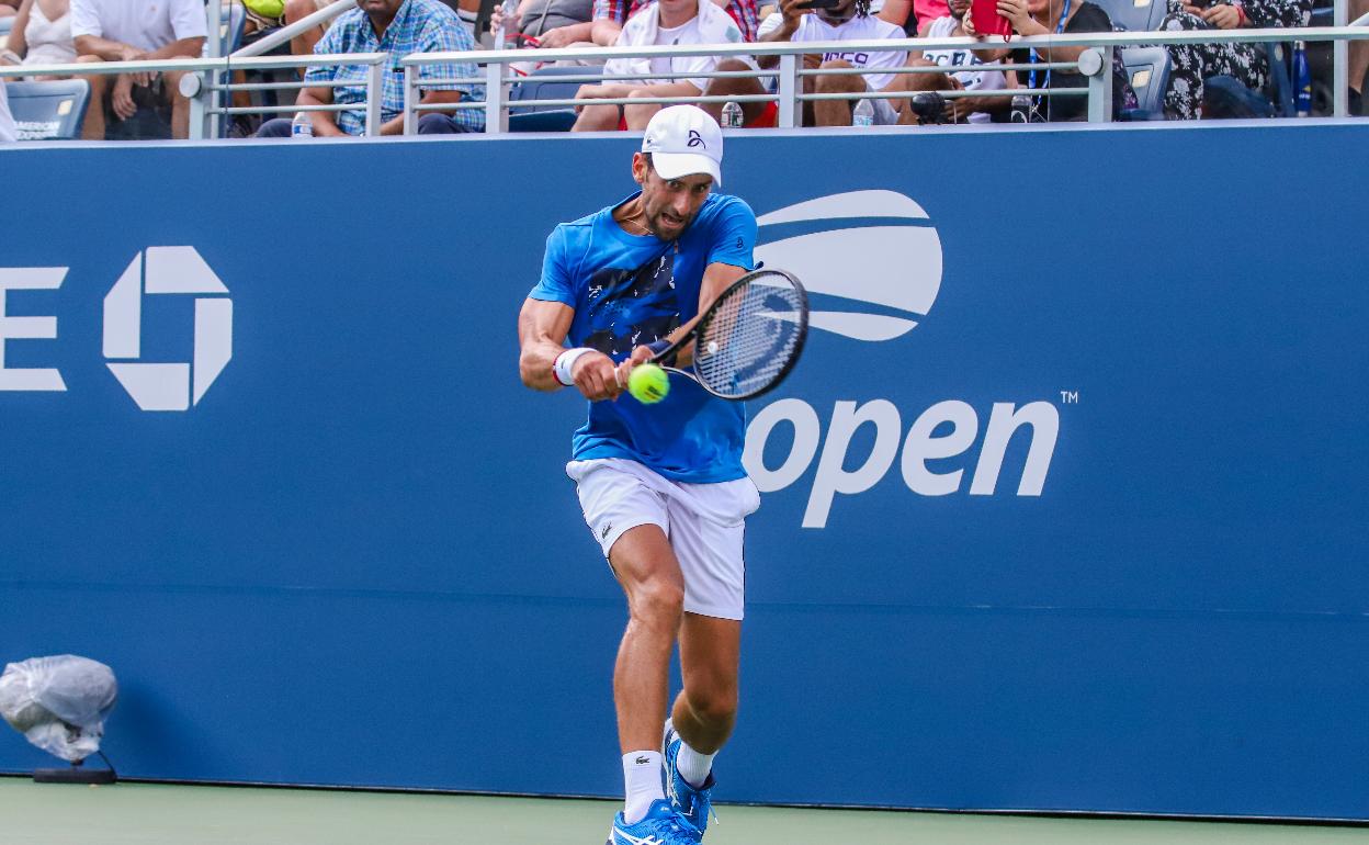 Djokovic gana en primera ronda a Roberto Carballés