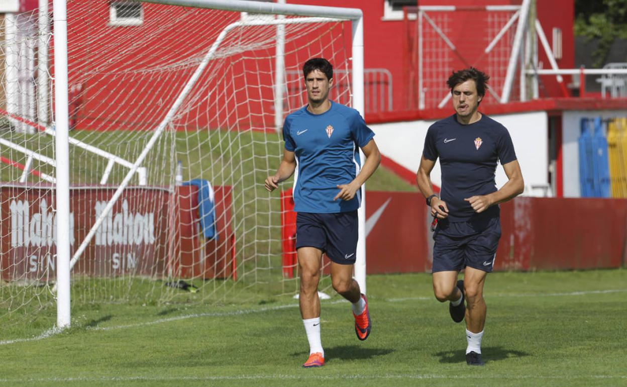 Pablo Pérez, a la izquierda, durante el entrenamiento del Sporting esta mañana.