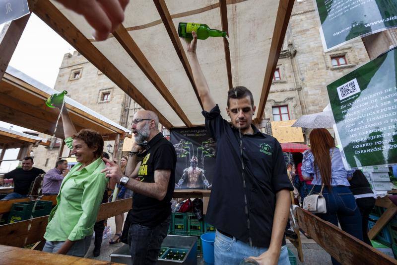 El llagarero maliayo Miguel Ángel Vigón se llevó este domingo los dos premios señeros, el 'Tonel de Oro' -otorgado por sus propios compañeros a toda una trayectoria profesional- y el 'Elogio de Oro', al mejor caldo del certamen -concedido por un jurado de expertos.