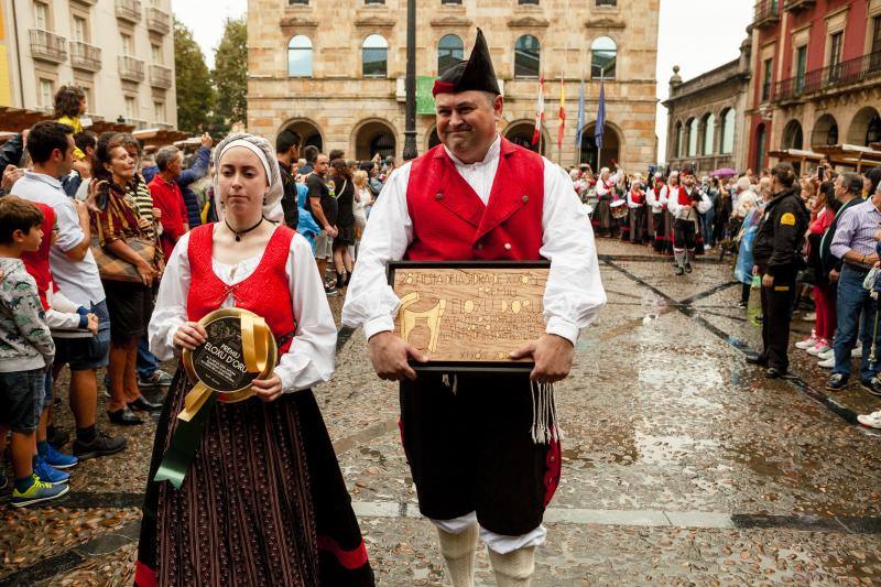 El llagarero maliayo Miguel Ángel Vigón se llevó este domingo los dos premios señeros, el 'Tonel de Oro' -otorgado por sus propios compañeros a toda una trayectoria profesional- y el 'Elogio de Oro', al mejor caldo del certamen -concedido por un jurado de expertos.