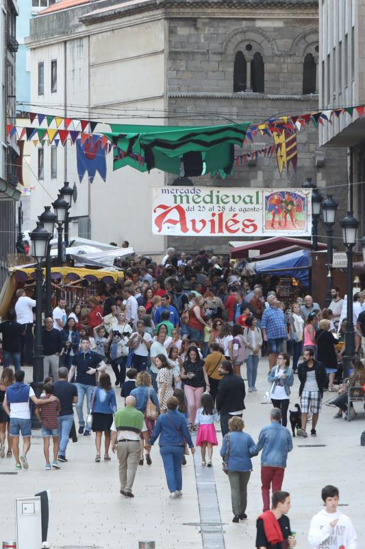 El Mercado Medieval de San Agustín reúne más de cien puestos de venta y gastronomía, atracciones infantiles y espectáculos de animación de calle.