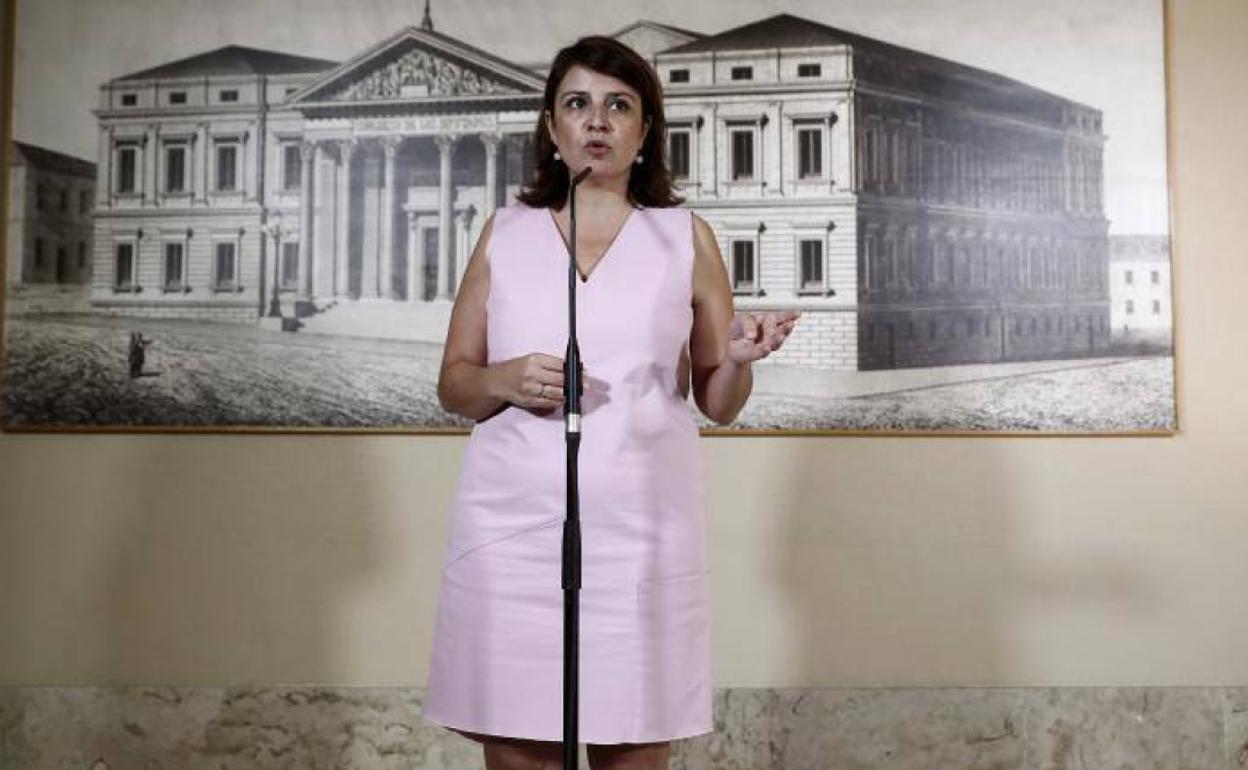 La portavoz del Grupo Parlamentario Socialista en el Congreso de los Diputados, Adriana Lastra, durante su comparecencia este martes antes del comienzo de la reunión de la Diputación Permanente del Congreso.