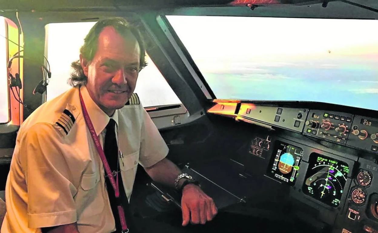Alberto Hevia, en una reciente imagen, a los mandos de un Airbus.