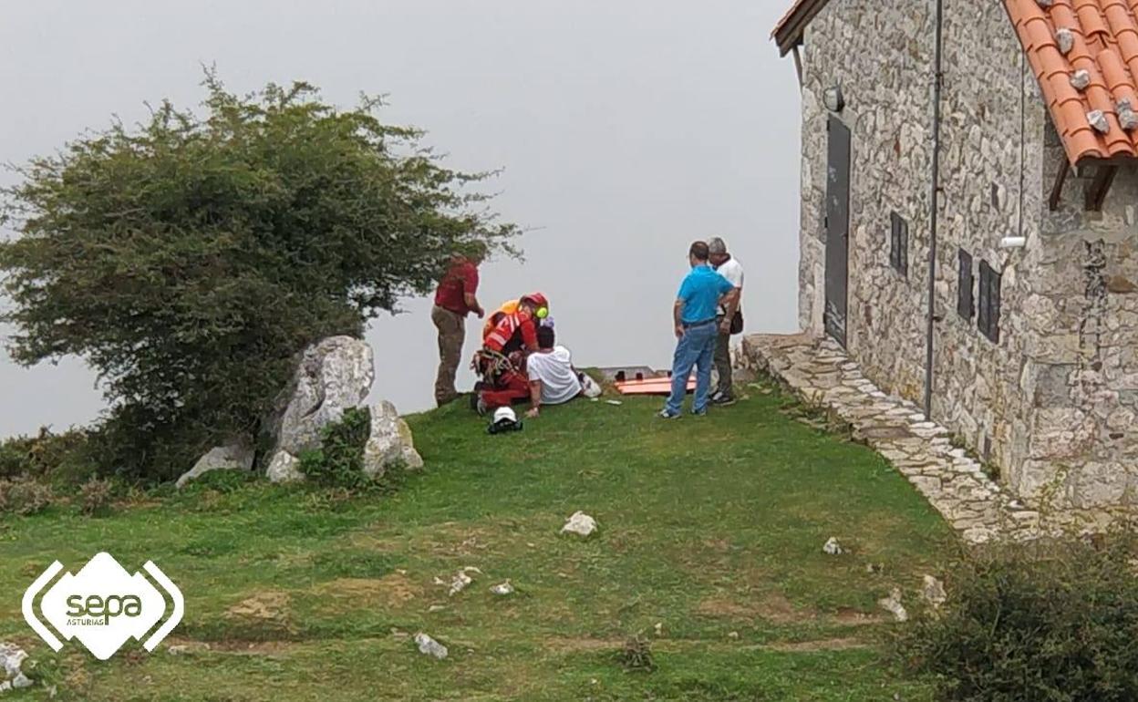 Rescate de la mujer lesionada en el mirador de Entrelagos, en Covadonga