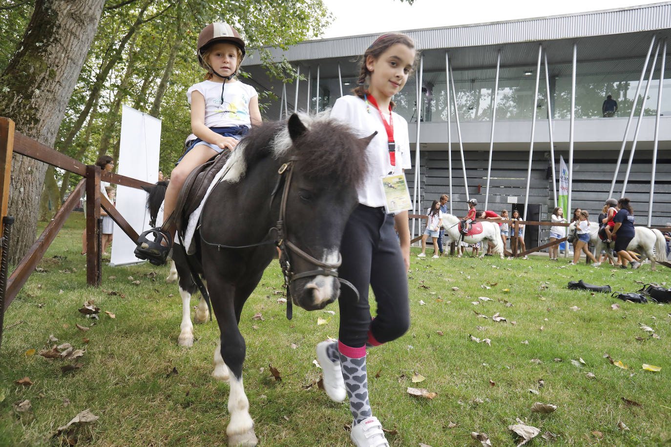 Las Mestas vive de nuevo el Concurso Hípico más importante del verano en España, que mantiene el carácter de oficial y que llega ya a los 77 años de vida. Emoción, saltos, galopes y 5 días por delante para cerrar el verano con un fin de semana de gran altura en Gijón.