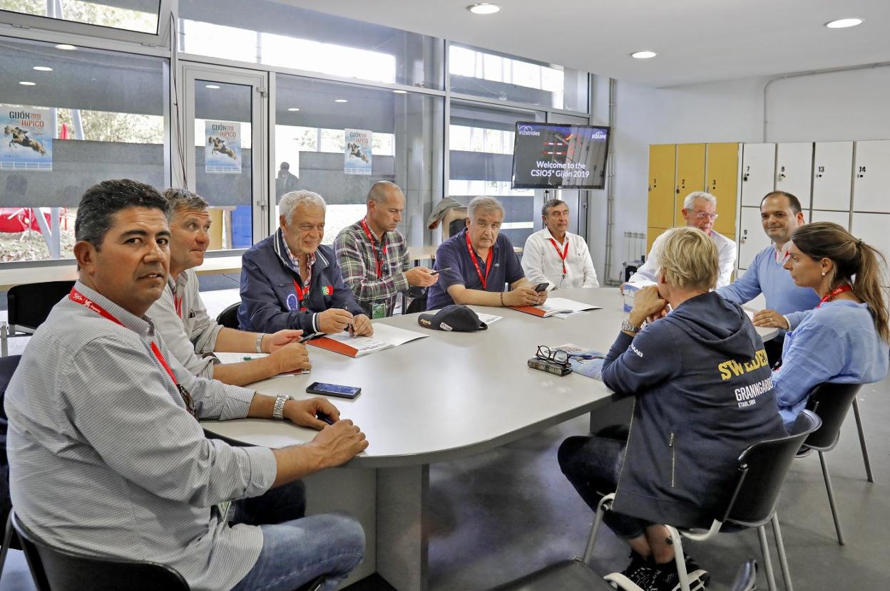 Los jefes de equipo, reunidos en la sala de prensa del complejo deportivo de Las Mestas. 