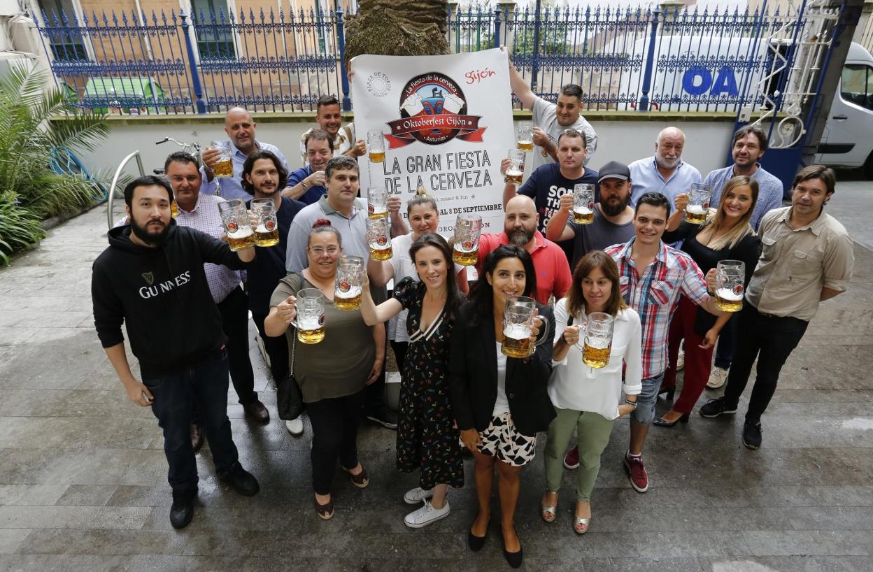 Organizadores, colaboradores y participantes de la VIII edición del Oktoberfest, en la Casa de la Palmera. 