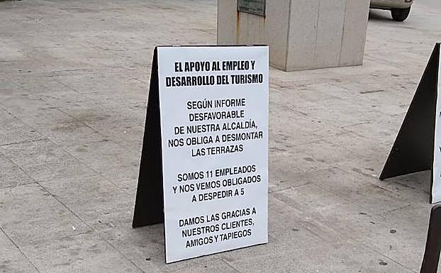 Cartel colocado por los hosteleros afectados. 