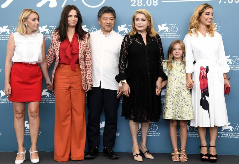 El director japonés Hirokazu Kore-eda ha hecho coincidir por primera vez en sus dilatadas carreras a Catherine Deneuve y Juliette Binoche, dos iconos del cine francés, en «La verité», la cinta que abrió este miércoles la competición oficial de la 76 Mostra de Venecia.