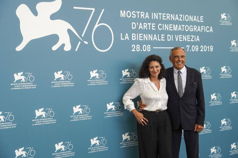 El director japonés Hirokazu Kore-eda ha hecho coincidir por primera vez en sus dilatadas carreras a Catherine Deneuve y Juliette Binoche, dos iconos del cine francés, en «La verité», la cinta que abrió este miércoles la competición oficial de la 76 Mostra de Venecia.